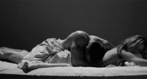 14 NAJWAŻNIEJSZYCH rzeczy, do których faceci przykuwają uwagę w ŁÓŻKU