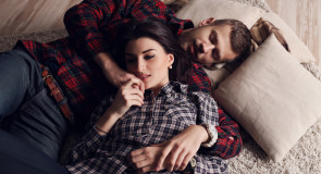 7 niepozornych kobiecych gestów, które KRĘCĄ FACETÓW!