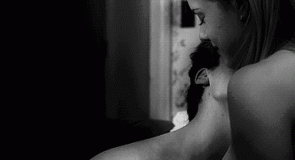 12 PIKANTNYCH smsów, na które czeka KAŻDY FACET