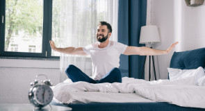 Joga w łóżku – idealna zaraz po przebudzeniu się