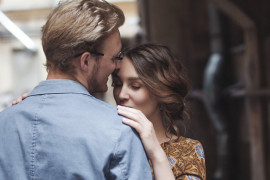 12 codziennych ZNAKÓW, że Twój partner jest w Tobie ZAKOCHANY po uszy