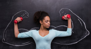 SILNE MIĘŚNIE RAMION: 3 zestawy ćwiczeń dla kobiet