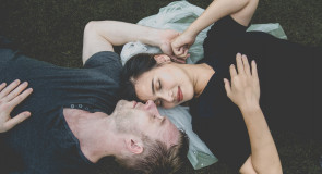 15 rzeczy, które twoim zdaniem ODBIERAJĄ CI URODĘ, a według FACETÓW DODAJĄ CI UROKU!