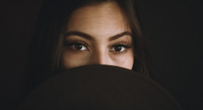 12 MĘŻCZYZN wymienia cechę osobowości, która sprawia, że ​​kobieta jest NIEZASTĄPIONA!