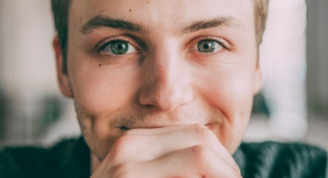 12 FACETÓW opowiada o tym, co sprawia, że ​​czują się niedowartościowani!