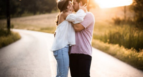 Jak powiedzieć facetowi, że go kochasz bez użycia słów? Podpowiadamy!