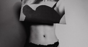 12 facetów o najdzikszej rzeczy, jaką kobieta kiedykolwiek ubrała do łóżka……