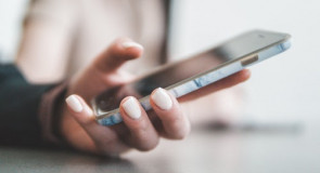 10 ujmujących SMS-ów dla FACETA na dobranoc