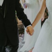 para małżeńska trzymająca się za ręce