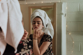 WAŻNE: 6 powodów, dla których ZAWSZE powinnaś usuwać makijaż przed snem!