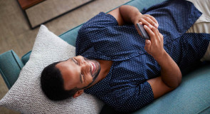 10 zaczepnych SMS-ów do faceta, które przyciągną jego uwagę….