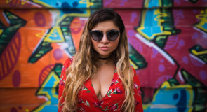 6 powodów, dla których mężczyźni zakochują się w kobietach z dużymi piersiami