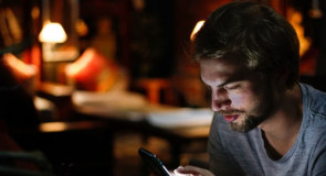 8 SMS-ów, których nie warto wysyłać do faceta, gdy związek się sypie….