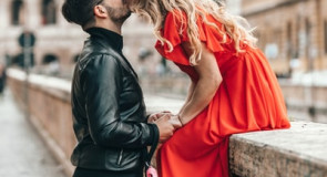 8 frywolnych pytań, na które czeka każdy mężczyzna