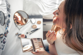 Makijaż dla cery naczynkowej – jakie produkty stosować, by zapomnieć o zaczerwienieniach?