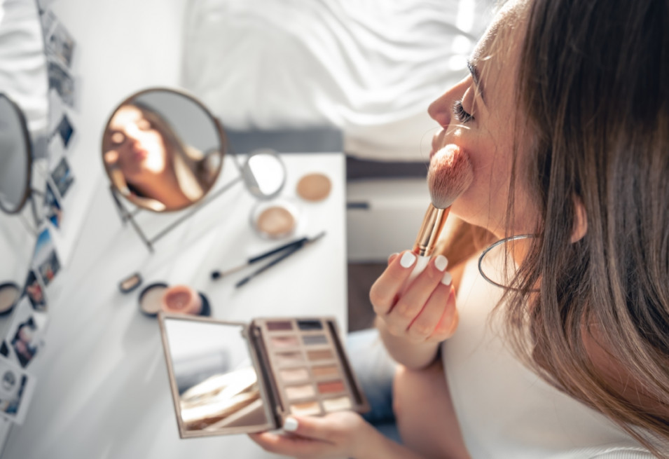 Makijaż dla cery naczynkowej – jakie produkty stosować, by zapomnieć o zaczerwienieniach?