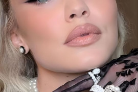 Świąteczne trendy beauty 2025/2026: Ice Glam wraca do łask