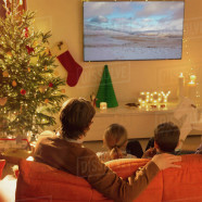 Najpiękniejsze świąteczne filmy, które kochają gwiazdy – lista tytułów, do których wracają co roku