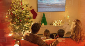 Najpiękniejsze świąteczne filmy, które kochają gwiazdy – lista tytułów, do których wracają co roku
