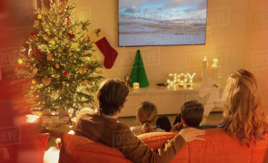 Najpiękniejsze świąteczne filmy, które kochają gwiazdy – lista tytułów, do których wracają co roku