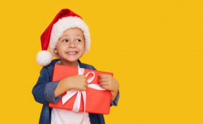 Psychologia prezentów dla dzieci: jak nie zepsuć dziecka świętami?
