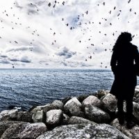 samotna kobieta wpatrzona w dal oceanu