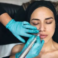 Kwas hialuronowy – kiedy odmładza, a kiedy szkodzi? Lekarze tłumaczą różnicę
