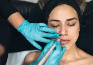 Kwas hialuronowy – kiedy odmładza, a kiedy szkodzi? Lekarze tłumaczą różnicę