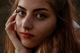 Kiedy przestałyśmy czuć się „wystarczająco zadbane”? Psychologia wyjaśnia