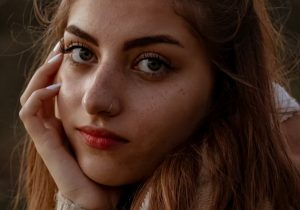 Kiedy przestałyśmy czuć się „wystarczająco zadbane”? Psychologia wyjaśnia