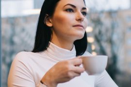 Dlaczego inne kobiety wydają się bardziej zadbane? Psychologia tłumaczy (to nie kwestia urody)