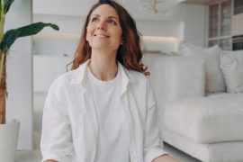 Dlaczego kobiety, które wyglądają „zwyczajnie”, są odbierane jako bardziej zadbane? Psychologia wyjaśnia