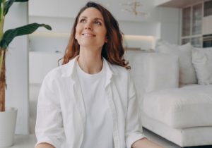 Dlaczego kobiety, które wyglądają „zwyczajnie”, są odbierane jako bardziej zadbane? Psychologia wyjaśnia