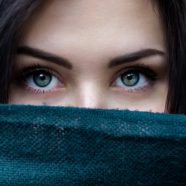 Zadbana kobieta nie robi więcej. Robi to inaczej (i to naprawdę widać)