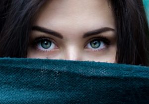 Zadbana kobieta nie robi więcej. Robi to inaczej (i to naprawdę widać)