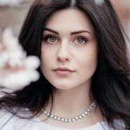 Dlaczego kobieca atrakcyjność nie znika z wiekiem, tylko zmienia formę? Psychologia wyjaśnia