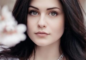 Dlaczego kobieca atrakcyjność nie znika z wiekiem, tylko zmienia formę? Psychologia wyjaśnia