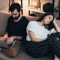 obrażona para siedząca w ciszy 