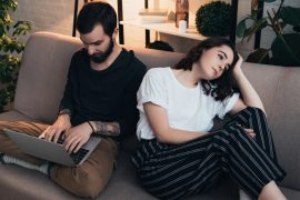 Emocjonalne znikanie w relacji – czym różni się od zwykłej ciszy