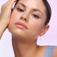 piękna twarz kobiety z delikatnymi rysami