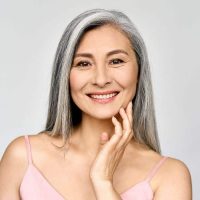 starsza kobieta o naturalnym wyglądzie