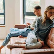 Dlaczego cisza bywa odbierana jak kara? Psychologia wycofania