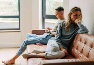 Dlaczego cisza bywa odbierana jak kara? Psychologia wycofania