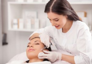 Botox – fakty i mity. Kiedy zabieg jest bezpieczny i daje naturalny efekt?