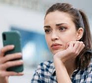 Dlaczego brak odpowiedzi boli bardziej niż „nie”? Psychologia milczenia