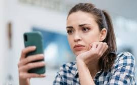 Dlaczego brak odpowiedzi boli bardziej niż „nie”? Psychologia milczenia