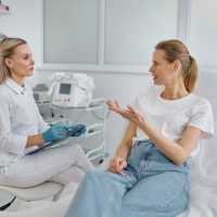 kobieta rozmawiająca o zabiegu kosmetycznym z lekarzem