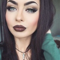 kobieta z bardzo mocnym nadmiarowym makijażem