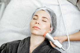 Zabiegi medycyny estetycznej po 40. roku życia – jak poprawić wygląd bez przerysowania?