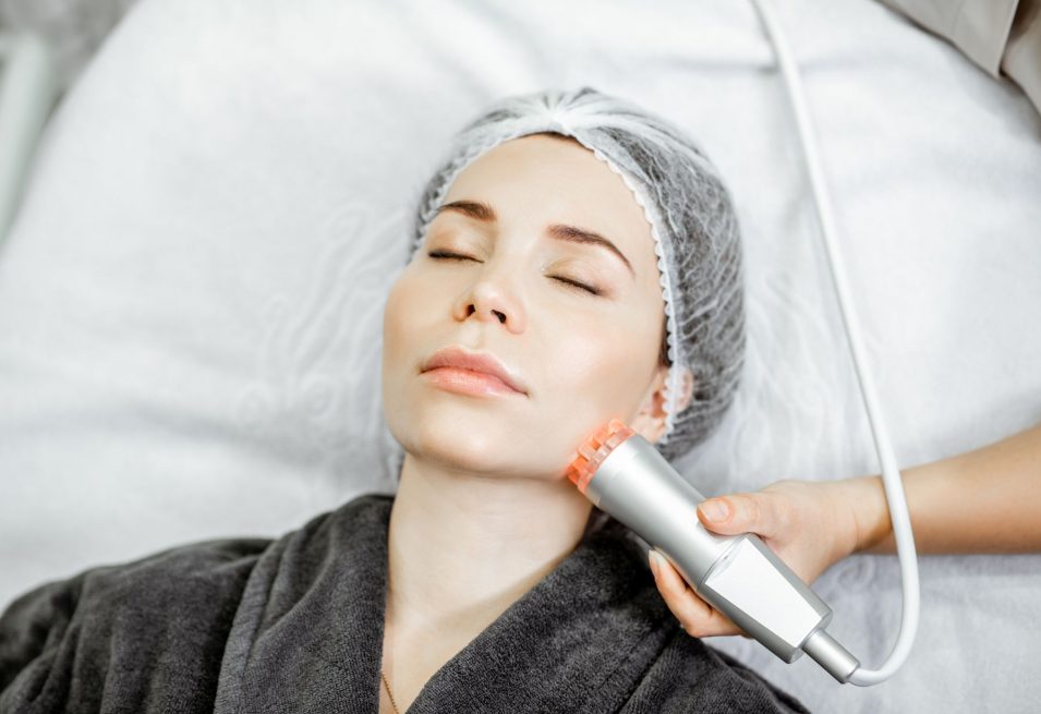 Zabiegi medycyny estetycznej po 40. roku życia – jak poprawić wygląd bez przerysowania?